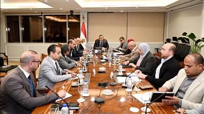 وزير الإسكان يتابع موقف تشغيل مشروع ممشى أهل مصر وتطوير أرض مطار إمبابة