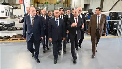 «الوزير» يفتتح خط إنتاج أكشاك الكهرباء المدمجة المخصصة للتصدير بمصنع ABB