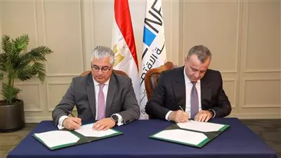 السويس للصلب توقع عقد تشغيل رصيف وساحة لتداول الصب الجاف بميناء الأدبية