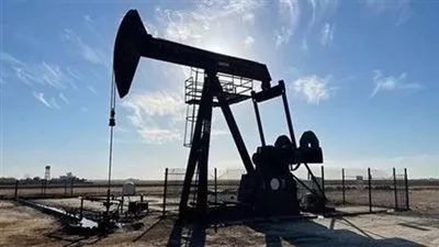 تراجع مخزونات الخام الأمريكية يرفع أسعار النفط