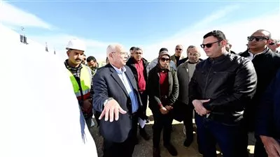 وزير الإسكان يوجه بوضع خطة عاجلة للانتهاء من الطرق والمحاور بالسويس الجديدة