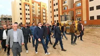 وزير الإسكان يتابع تسليم الوحدات السكنية بمدينة العبور الجديدة لمستحقيها 