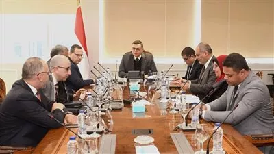 وزير الإسكان يعرض الفرص الاستثمارية بالمدن الجديدة على مجموعة الحكير