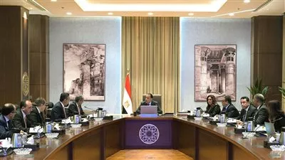 رئيس الوزراء يستعرض ملامح منظومة الكارت الموحد لصرف الدعـم التمويني