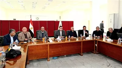 وزير الإسكان يتابع الموقف التنفيذي لمشروعات مدينة العاشر من رمضان