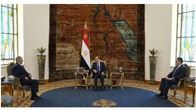 الرئيس السيسي يؤكد حرص مصر على ضمان وحدة وتماسك المؤسسات الوطنية الليبية