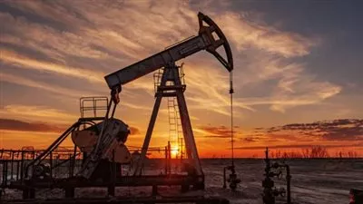 ارتفاع أسعار النفط وسط تقييم تأثيرات الرسوم الجمركية الأمريكية الجديدة