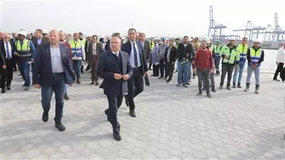 وزير النقل يتفقد التشغيل التجريبي لشحن القطارات بالحاويات في محطة تحيا مصر