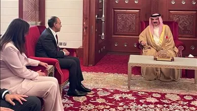 وزير الخارجية يبحث مع ملك البحرين تعزيز التعاون المشترك بمختلف المجالات 