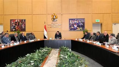 وزير الإسكان يتابع مشروعات مياه الشرب والصرف الصحي ضمن «حياة كريمة»