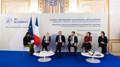 وزير الاتصالات يبحث مع شركة إيرباص إنشاء مركز للتطوير فى مصر