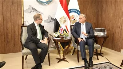 مصر وبريطانيا تبحثان تعزيز التعاون بمجالات البترول والطاقة المتجددة
