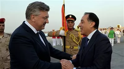 رئيس الوزراء يستقبل نظيره الكرواتي بمطار القاهرة