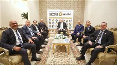 وزير البترول يبحث مع رئيس شركة IPR زيادة إنتاج الحقول البترولية المتقادمة