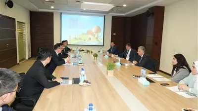 «البترول» تبحث التعاون مع «أنتون» بمجالات استرجاع غازات الشعلة والطاقة المتجددة