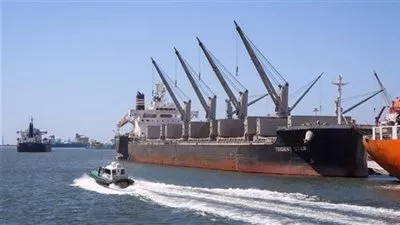 تداول 12 ألف طن و742 شاحنة بضائع بموانئ البحر الأحمر