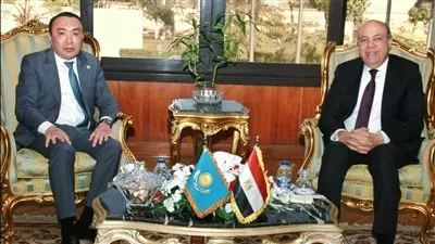وزير الطيران يبحث زيادة عدد الرحلات الجوية المباشرة بين مصر وكازاخستان