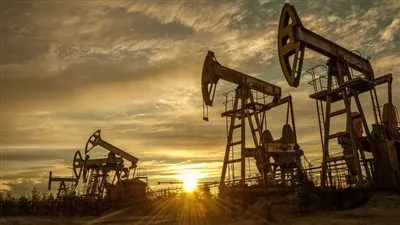 النفط يتراجع مع وقف المساعدات لأوكرانيا واستعداد الأسواق للرسوم الجمركية الأمريكية