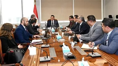 وزير الإسكان يستعرض مقترحًا للمخطط الاستراتيجي لتنمية منطقة غرب رأس الحكمة