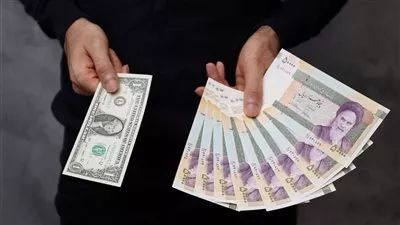 الريال الإيراني يهبط إلى مستوى غير مسبوق أمام الدولار