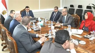 وزير الإسكان يتابع آليات طرح الأراضي والفرص الاستثمارية بالمدن الجديدة