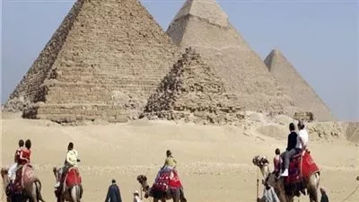 وزير السياحة يتابع حركة الزيارة بمنطقة أهرامات الجيزة