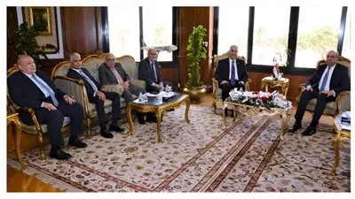 وزير الطيران يستعرض استراتيجية تطوير المطارات أمام وفد جمعية رجال الأعمال المصريين