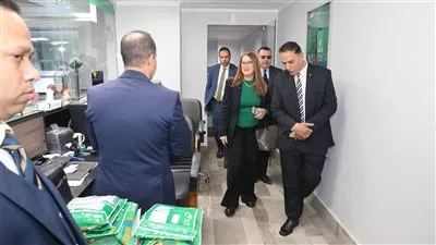 رئيس البريد تتابع سير العمل بمكاتب محافظة القليوبية