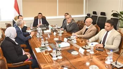 وزير الإسكان يستعرض مقترحات المشروعات المخطط تنفيذها لتطوير منطقة سور مجرى العيون