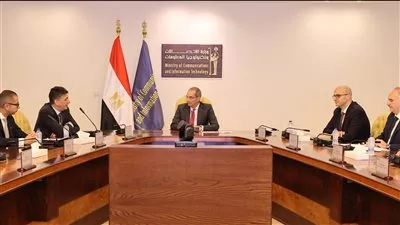 وزير الاتصالات يبحث تعزيز الشراكة مع فوداكوم وفودافون بمجالات تكنولوجيا المعلومات