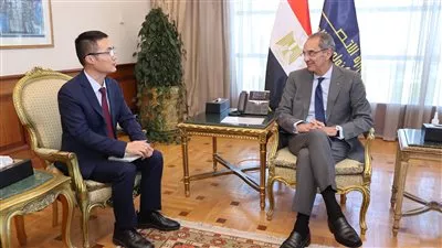 وزير الاتصالات يستعرض خطط شركة هواوي لزيادة استثماراتها في مصر