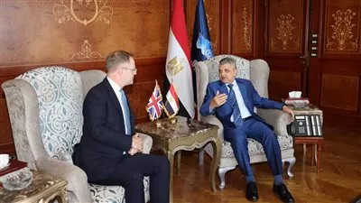 رئيس قناة السويس يبحث تقليل رسوم شركات التأمين البريطانية على السفن العابرة 