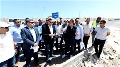 وزير الإسكان يتفقد أعمال رفع كفاءة طريق الازدواج بمركز مارينا العلمين السياحي