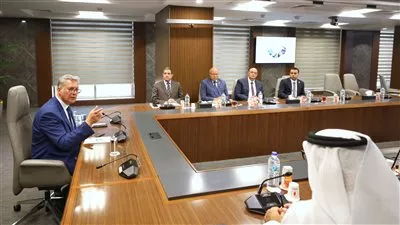 وزير البترول يبحث سبل تعزيز التعاون مع مجموعة موانئ ابوظبي 
