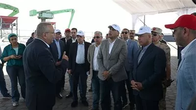 رئيس الوزراء يتفقد مشروعي «رووتس» و«سكاي للموانيء»