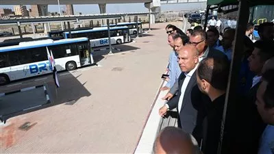 وزير النقل يتفقد محطات المرحلة الأولى من مشروع الأتوبيس الترددي BRT
