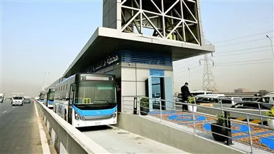 رئيس الوزراء يتفقد التشغيل التجريبي للمرحلة الأولى من مشروع الأتوبيس الترددي