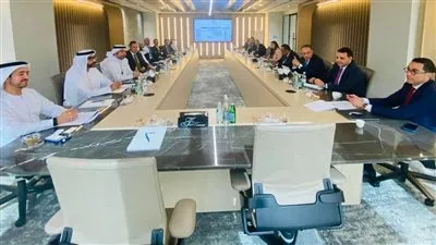 وزير الاستثمار يبحث مع مجموعة أبوظبي للطيران فرص التعاون المستقبلية