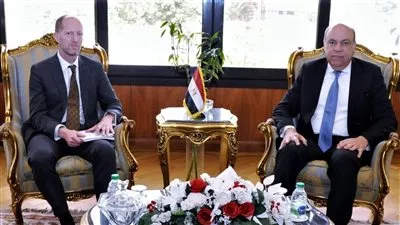 وزير الطيران يبحث مع البنك الأوروبي تمويل مشروعات تطوير المطارات المصرية