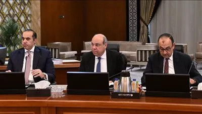 «مدبولي» يوجه بالشراكة مع القطاع الخاص في إدارة مصانع الغزل والنسيج المطورة