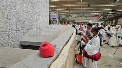 حجاج الجمعيات الأهلية يؤدون رمي الجمرات في أول أيام التشريق