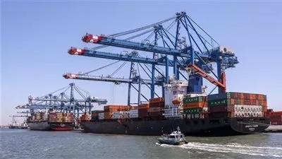 تداول 2000 طن بضائع و 244 شاحنة بموانئ البحر الأحمر