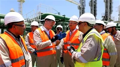 وزير البترول يتفقد موقع استقبال سفينة التغييز الثالثة بميناء العين السخنة