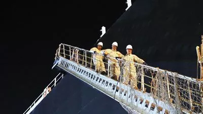 وزير البترول يتابع أعمال تجهيز سفينة التغييز بميناء الإسكندرية