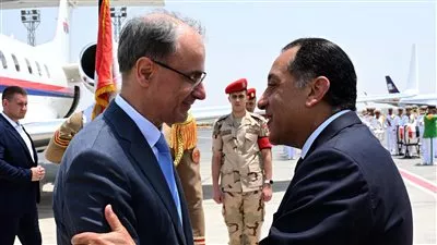 رئيس الوزراء يستقبل نظيره الصربي بمطار القاهرة الدولي
