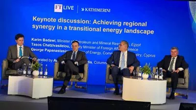 وزير البترول يستعرض الفرص الاستثمارية في مصر خلال قمة تحول الطاقة باليونان