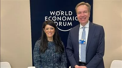 «المشاط» تبحث مع رئيس منتدى «WEF» تأثير التطورات العالمية على الوضع الاقتصادي