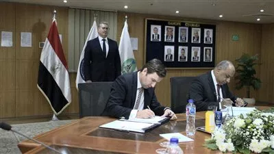 توقيع اتفاقية للبحث عن البترول واستغلاله بالصحراء الشرقية