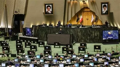 البرلمان الإيراني يعلق التعاون مع «وكالة الطاقة الذرية»