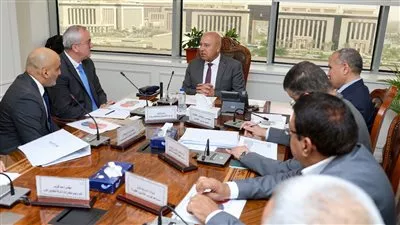 «الوزير» يتابع مع «الستوم» مستجدات الخط السادس للمترو والمجمع الصناعي ببرج العرب